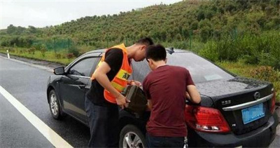 汽車送油送水